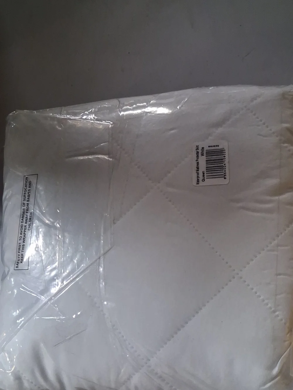 NWT White Queen Size Quilted Waterproof Mattress Protector - White